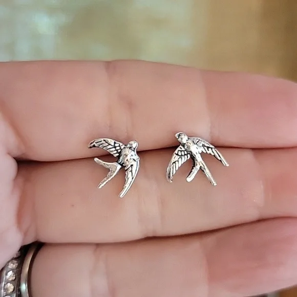🔥LAST PAIR🔥 Soaring Swallow Stud Earrings - Picture 6 of 8